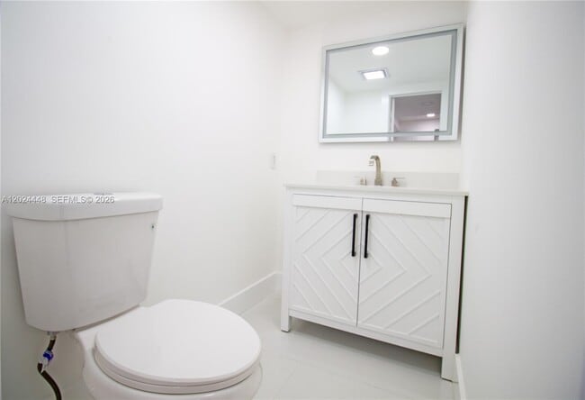 Building Photo - 1222 Hillsboro Mile