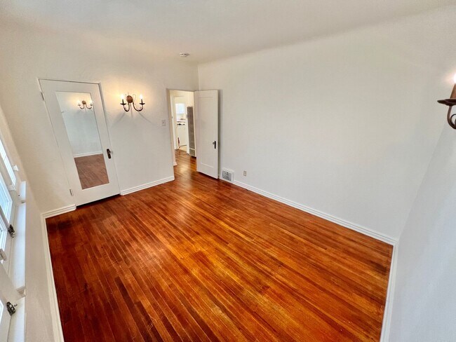 Building Photo - Charming Belmont Shore 2BD/1BA in Spanish-Style Duplex | Garage Included