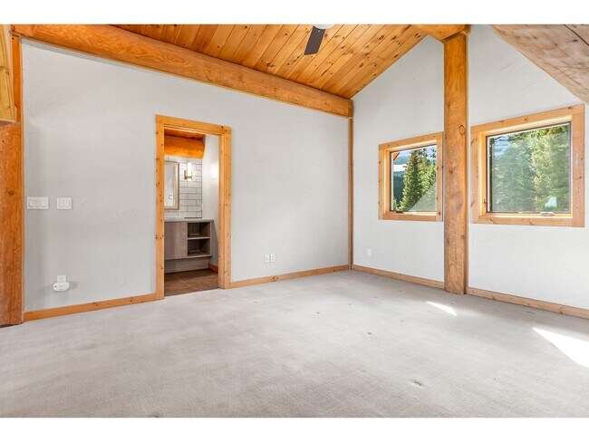 Building Photo - Beautiful Home on 10 Actre