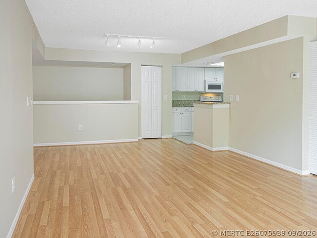 Building Photo - 100 Crestwood Ct N