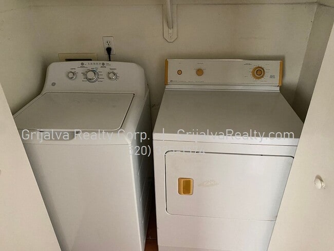 Building Photo - 1416 E Lee St