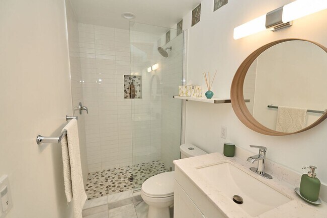 Building Photo - FURNISHED Modern One Bedroom+Loft on Coron...