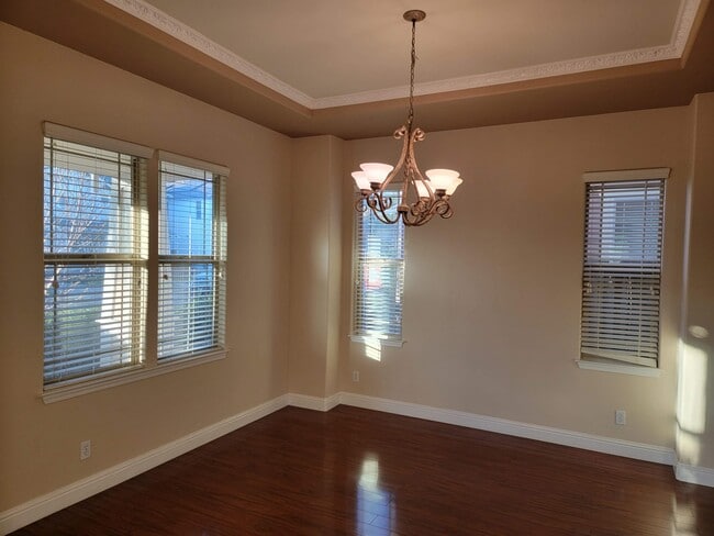 Building Photo - 469 Hawk Dr