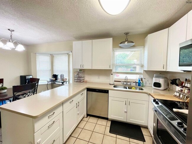 Building Photo - 2114 Selma Dr