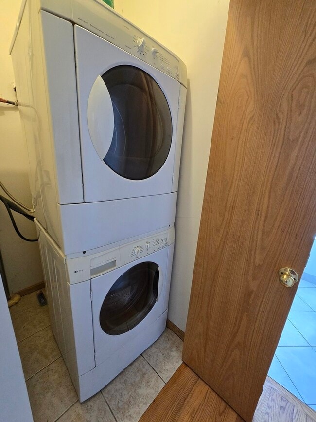 Building Photo - 1700 W Cermak Rd