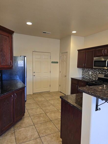 Building Photo - 3024 Calle Nueva Vista