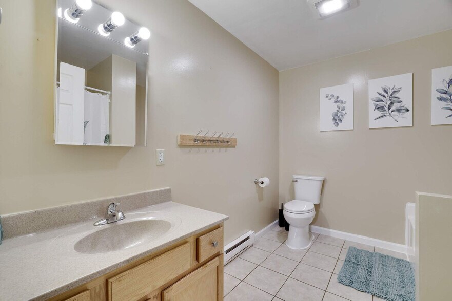 Building Photo - 255 Hillary Dr W