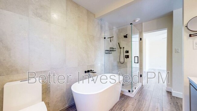 Building Photo - 475 Country Club Dr