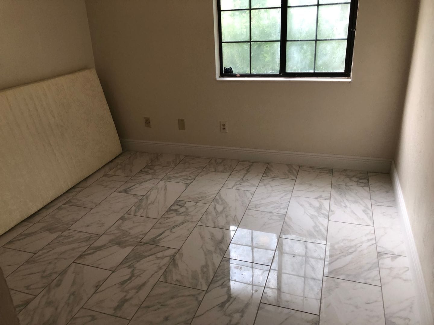 Building Photo - 290 S Old Kings Rd