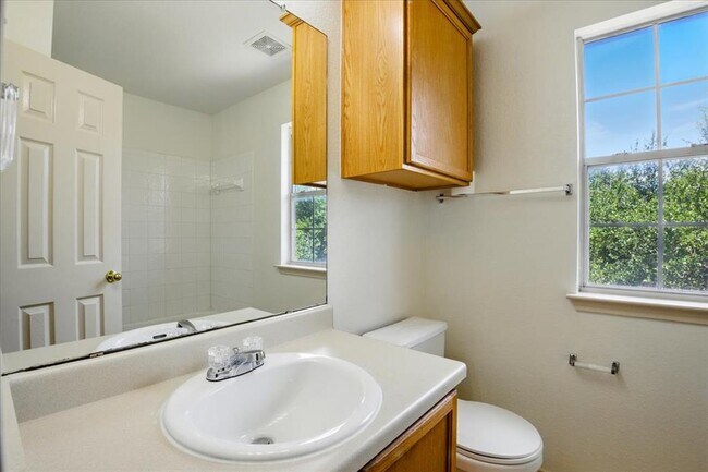 Building Photo - 508 Crater Lake Dr