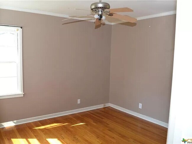 Building Photo - 3 Bed, 1 Bath with Hardwood Floors and Large Fenced Backyard
