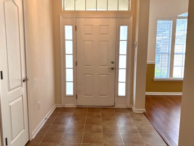 Building Photo - Large 3BD/2BA |Quiet Setting | Fenced Yard