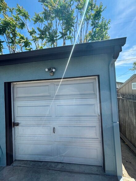 Building Photo - 204 W 78th St