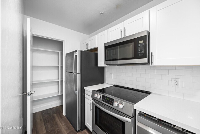 Building Photo - 3065 N 67th Ave