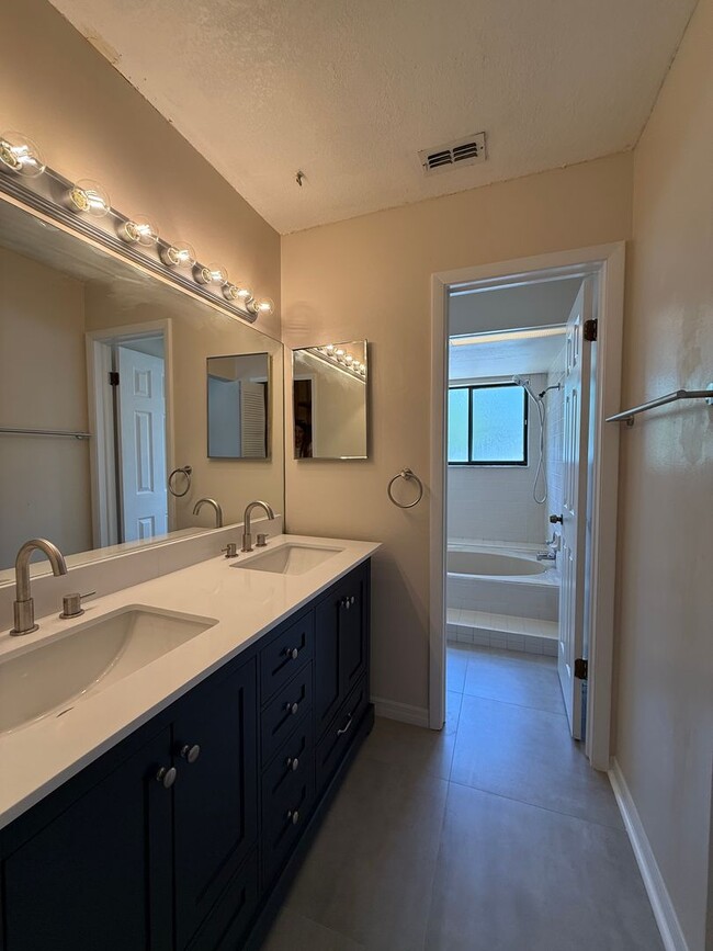 Building Photo - East Orlando Pool Home