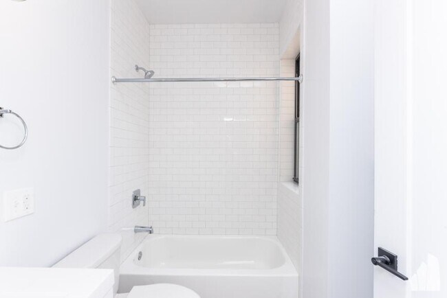 Building Photo - 3 bedroom in Chicago IL 60647