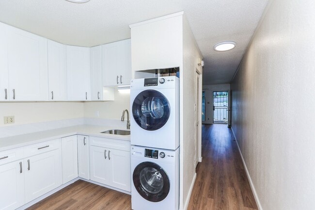 Building Photo - Ridgeway - Renovated two story, 2 bedroom, 1 bath with 1 uncovered parking stall