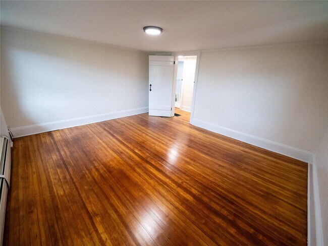 Building Photo - 11 Glen Arden Dr