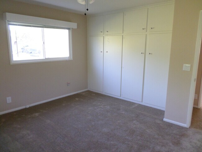 Building Photo - Beautiful single family home in desirable neighborhood!