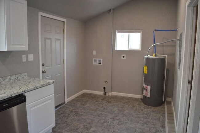 Building Photo - Centrally Located One Bedroom Duplex