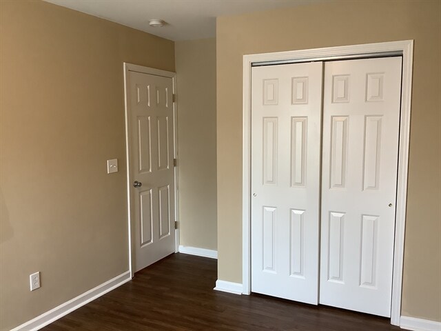 Building Photo - 8811 Shadowglen Dr