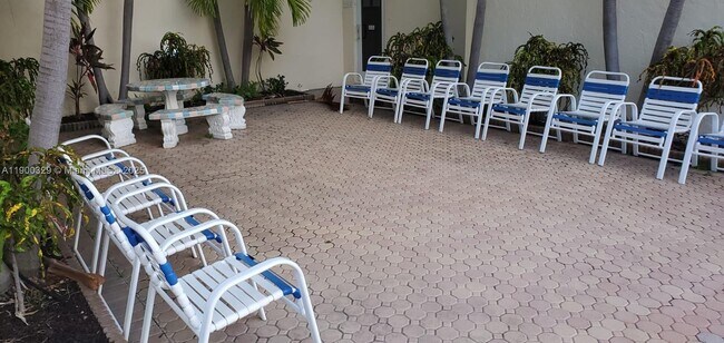 Building Photo - 900 NE 18th Ave