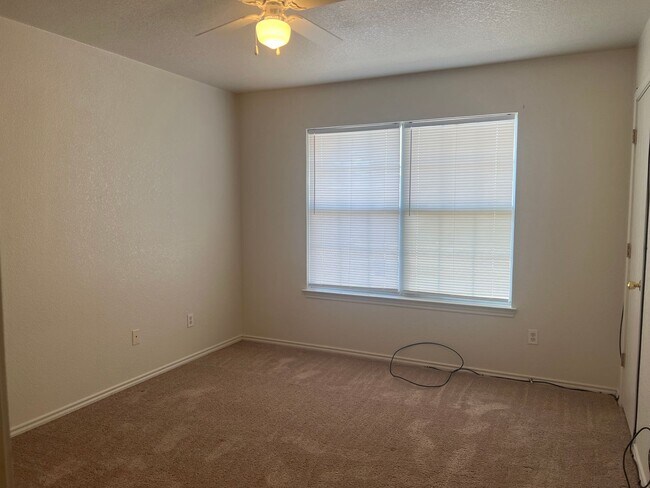 Building Photo - 3300 Hereford Ln