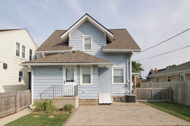 Building Photo - Great Location Steps From Main Street in Speedway!