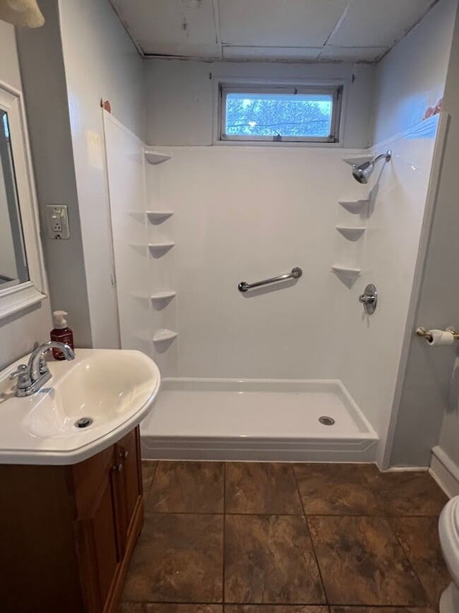 Building Photo - 4 Bedroom House