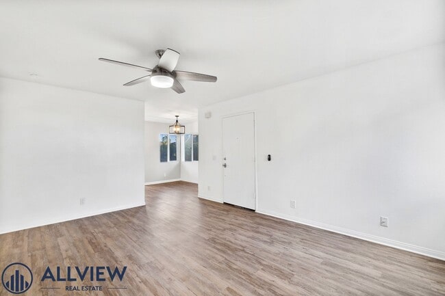 Building Photo - Remodeled 2 Bed, 2 Bath Condo with Ocean V...