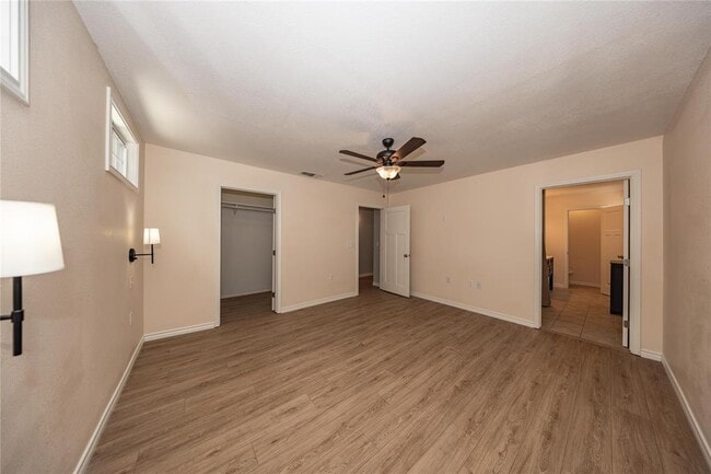 Building Photo - 400 Oak Knob Dr