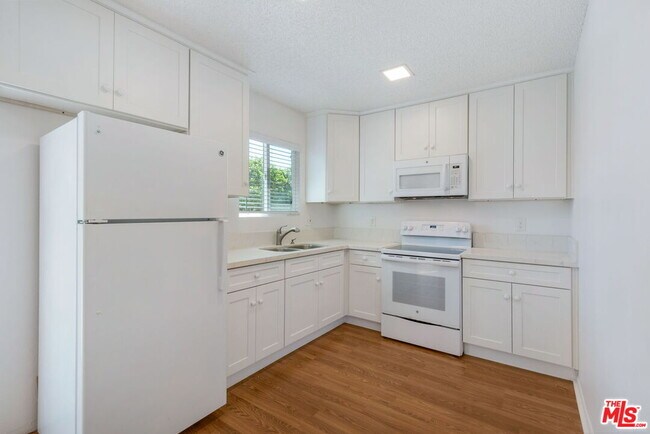 Building Photo - 11882 Ramona Ave