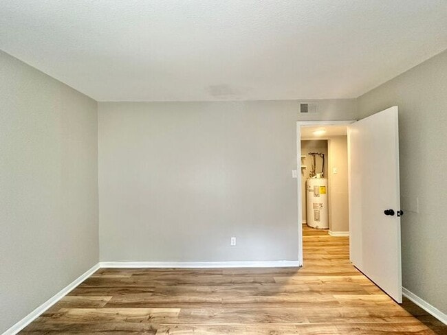 Building Photo - Available Now: Affordable Downtown Living!
