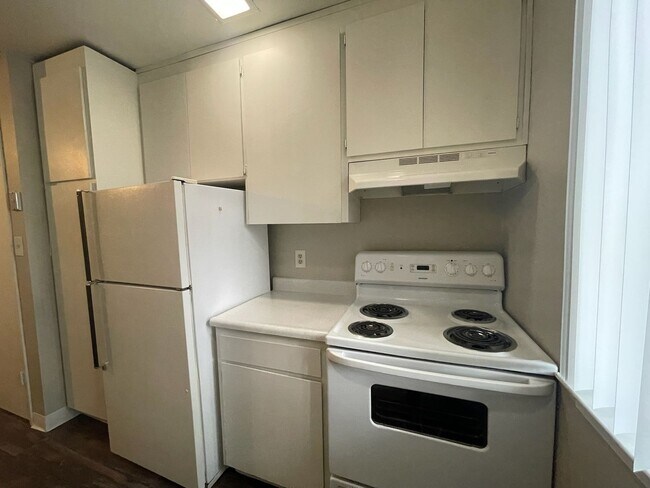 Building Photo - Upstairs Vallejo 1-Bedroom with Newer Carpet & On-Site Laundry