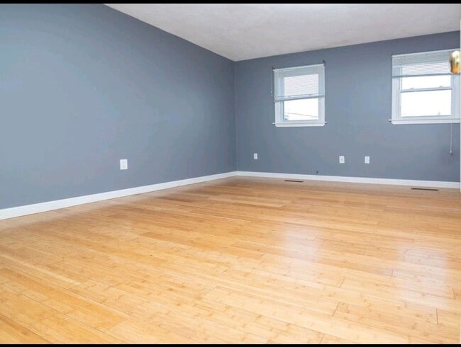 Building Photo - Life is better by the beach! Beach side townhouse 3bed 2.5 bath 1 garage,  master suite with priv...