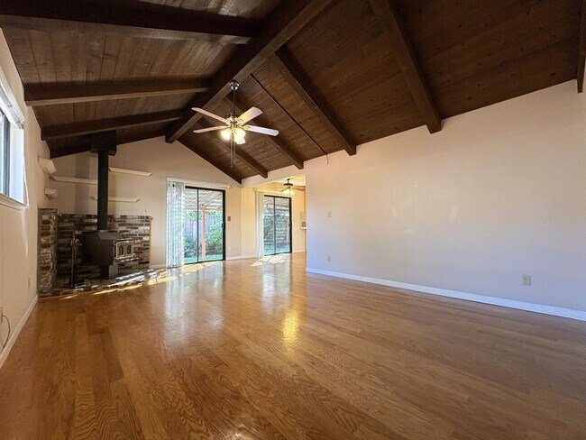 Building Photo - Spacious 3BD/2BA Redwood City Home | Two L...