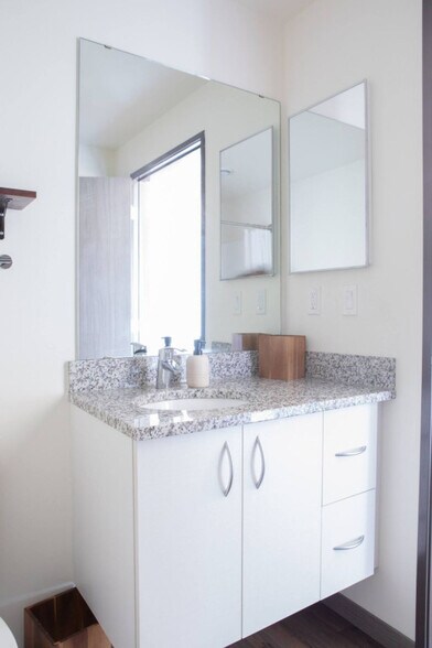 Building Photo - 1840 N Farwell Ave