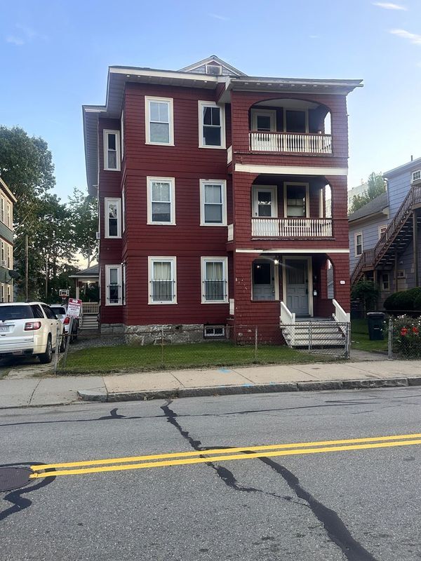 Building Photo - 144 Elm St