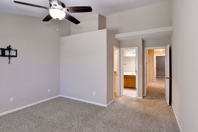 Building Photo - Nicely Updated Grafton Woods Condo
