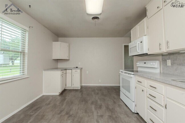 Building Photo - 1508 N Victoria Ave