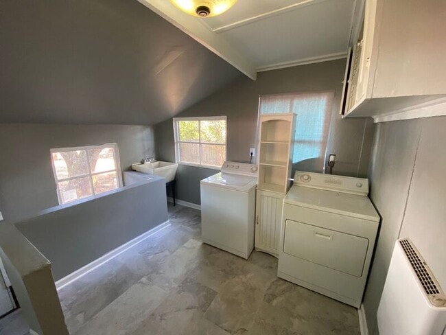 Building Photo - 1017 Elm St NW