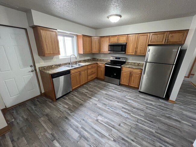Building Photo - Garden-level 3 bedroom unit close to Sawyer Elementary