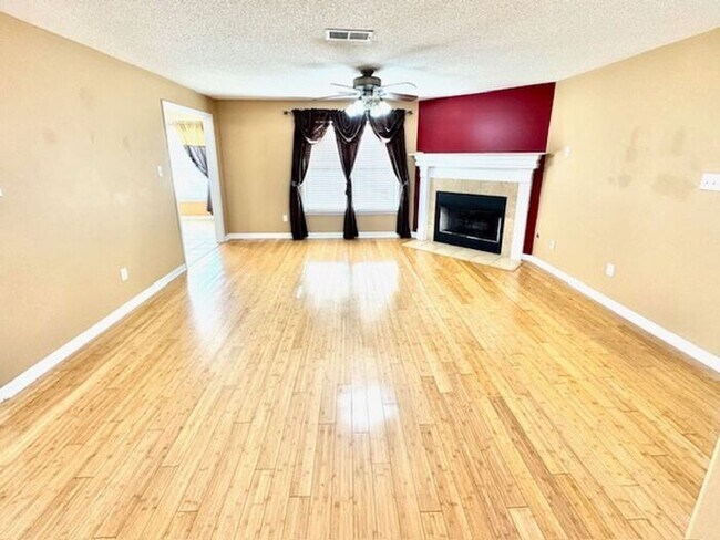 Building Photo - Now leasing a 4-bedroom 3 bath home in Arlington. Great location and great schools!