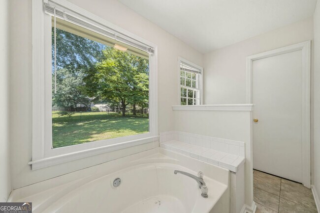 Building Photo - 3940 Hubert Dr