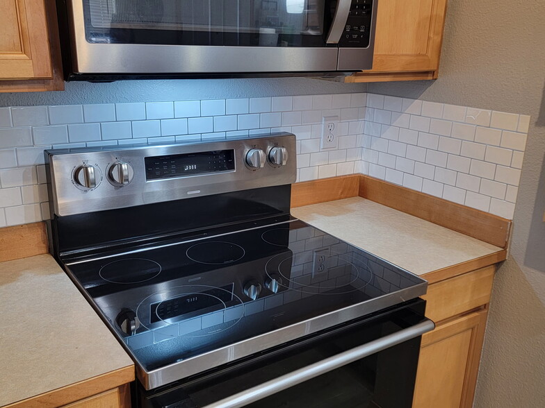 New oven & backsplash - 10011 186th St E