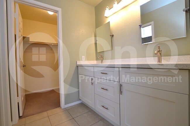 Building Photo - 1633 E Lakeside Dr
