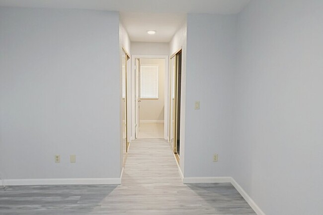 Building Photo - 2 Bedroom 2 Bath Roseville Home