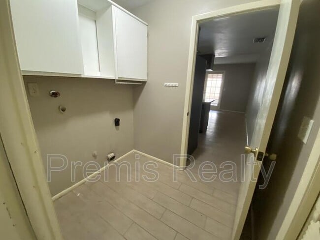 Building Photo - 14875 Cromwell Dr
