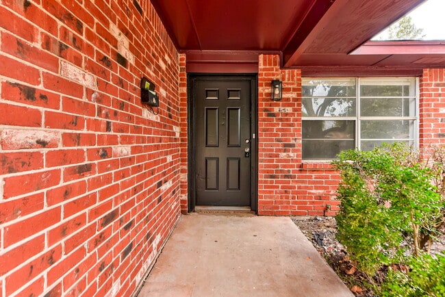 Building Photo - 1333 E Brooks St