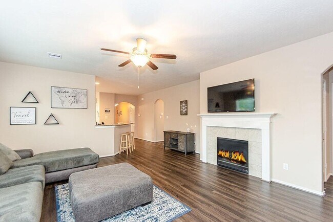 Building Photo - May Pine Court, Rosharon, TX 77583 - 4 BR 2 BA single-family home